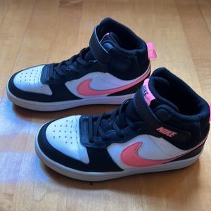 Nike Court Borough kids Size 2